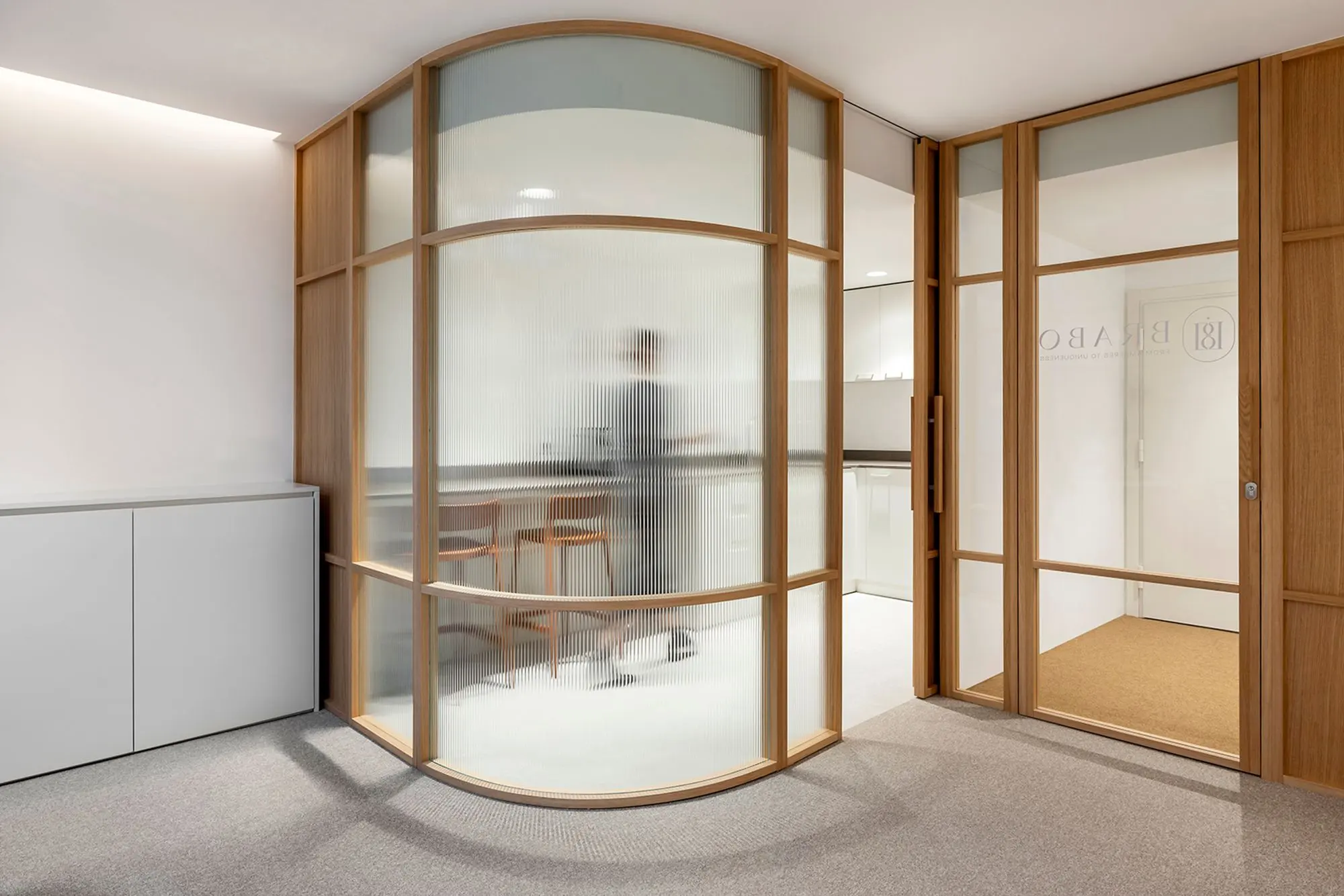 Oficina contemporánea con vidrio y madera en Barcelona